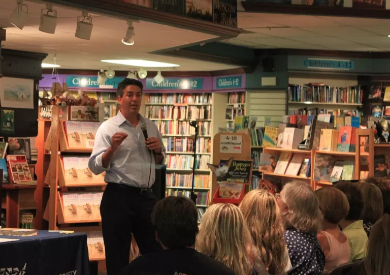 Wayne Pacelle speaking at Nicola's Books.